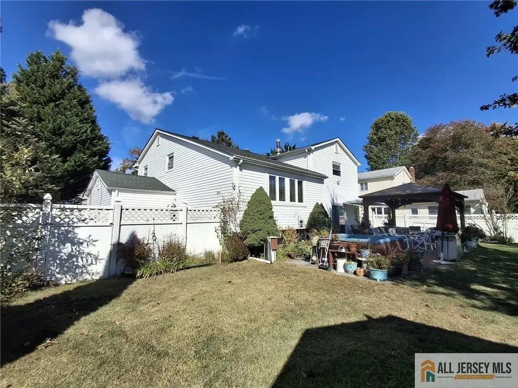 5 Elaine Court, Old Bridge