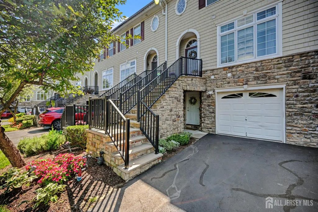 12 Sandra Court, Old Bridge