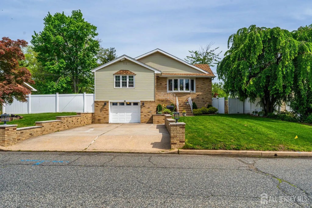 201 Summit Avenue, Fords