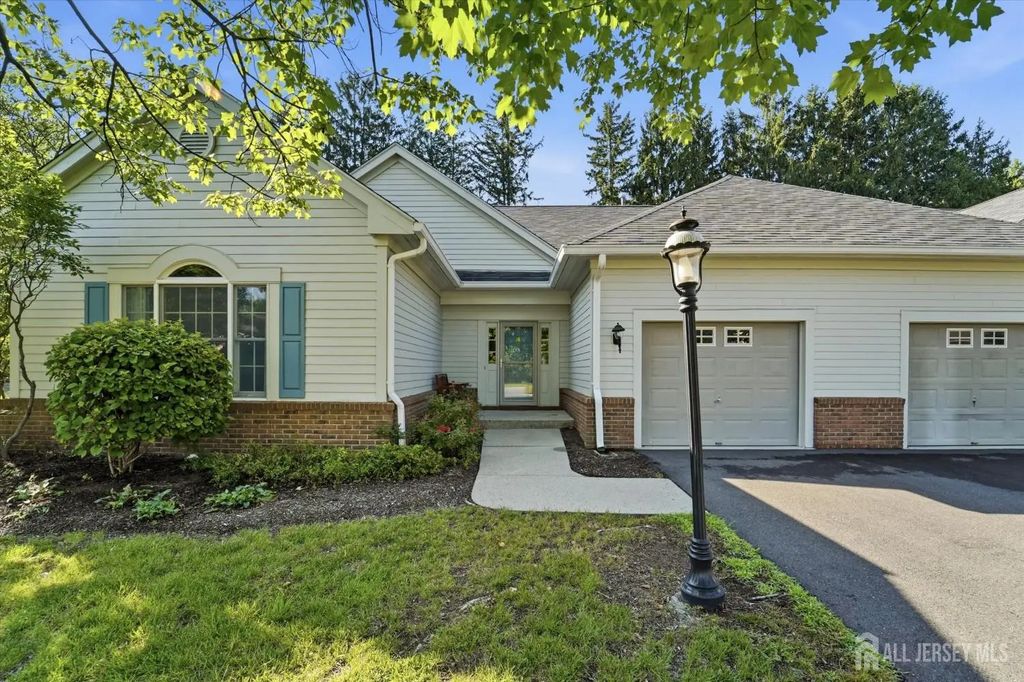 4 Empress Court, Plainsboro
