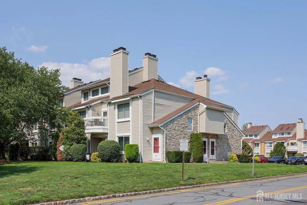 90 Farnham Square, Sayreville