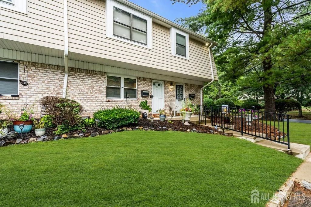 402 Silver Court, Hamilton