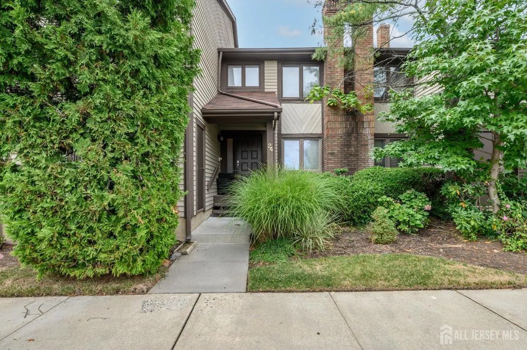 24 Chelsea Court, Sayreville