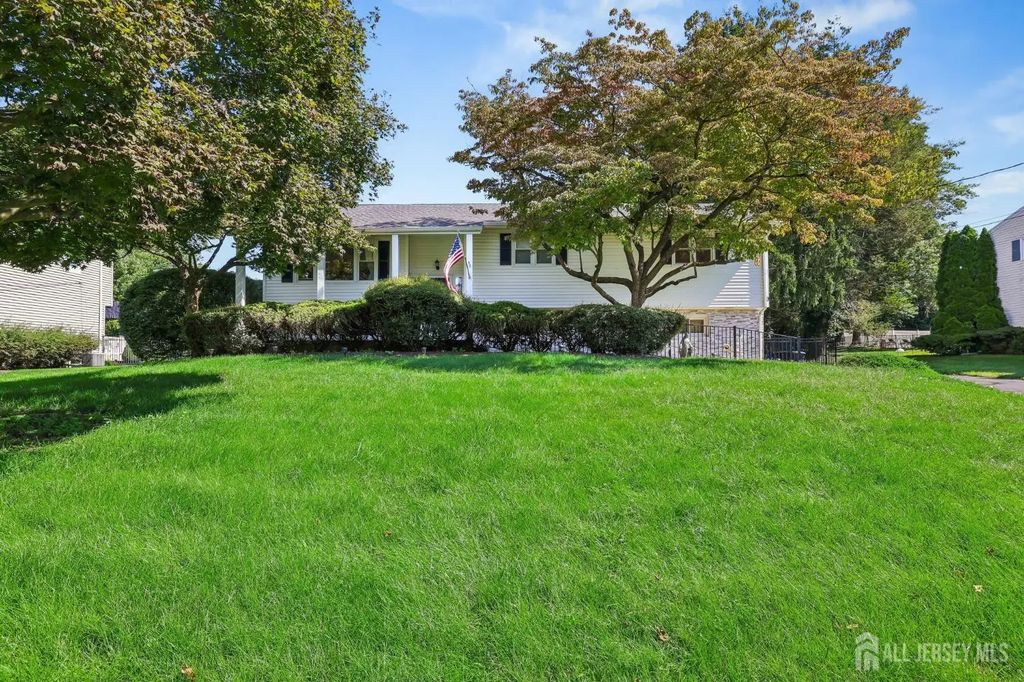 9 Heather Drive, Manalapan