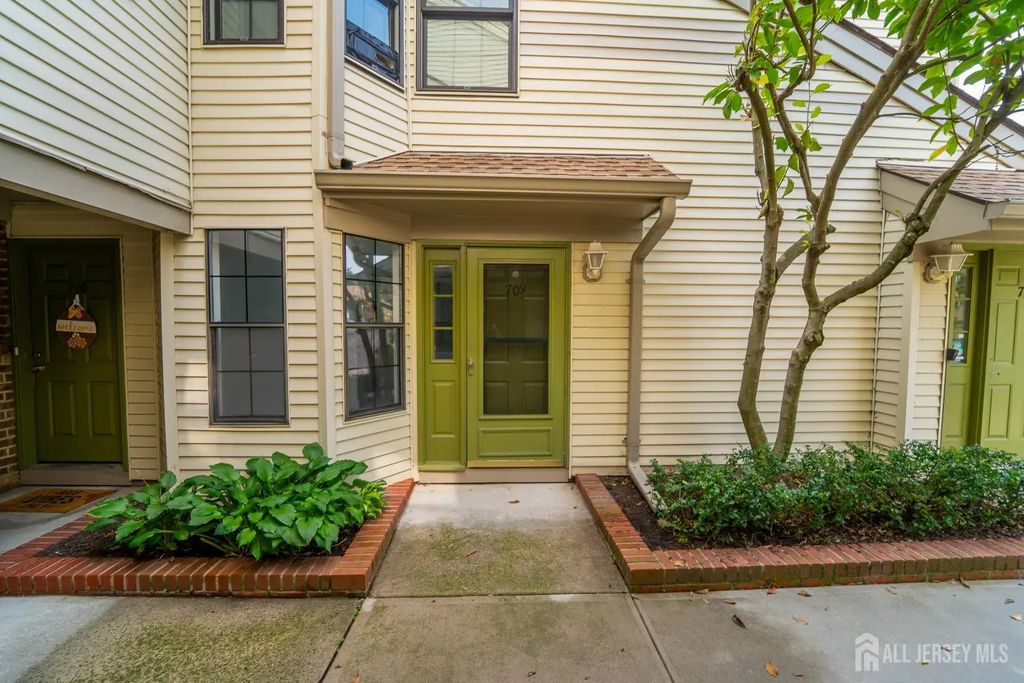 709 Sunshine Court, Sayreville