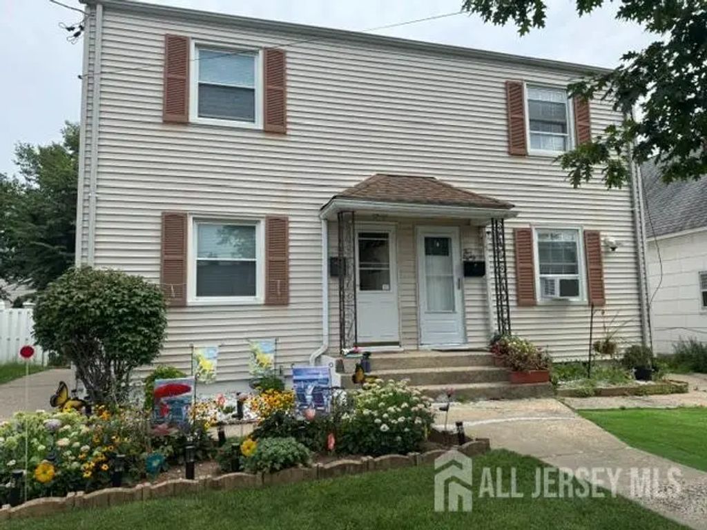 582 Garden Avenue, Woodbridge Proper