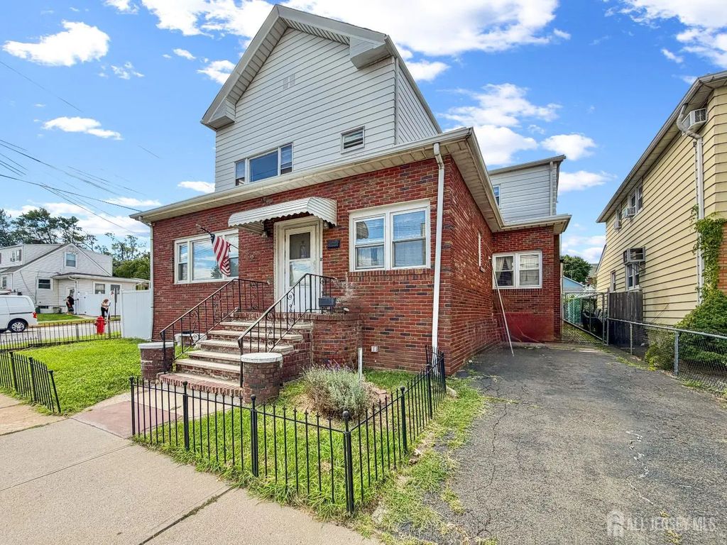 733 Schuyler Ave Avenue, Lyndhurst