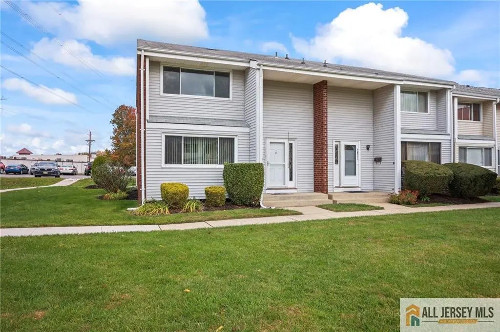 8 Quincy Circle, South Brunswick