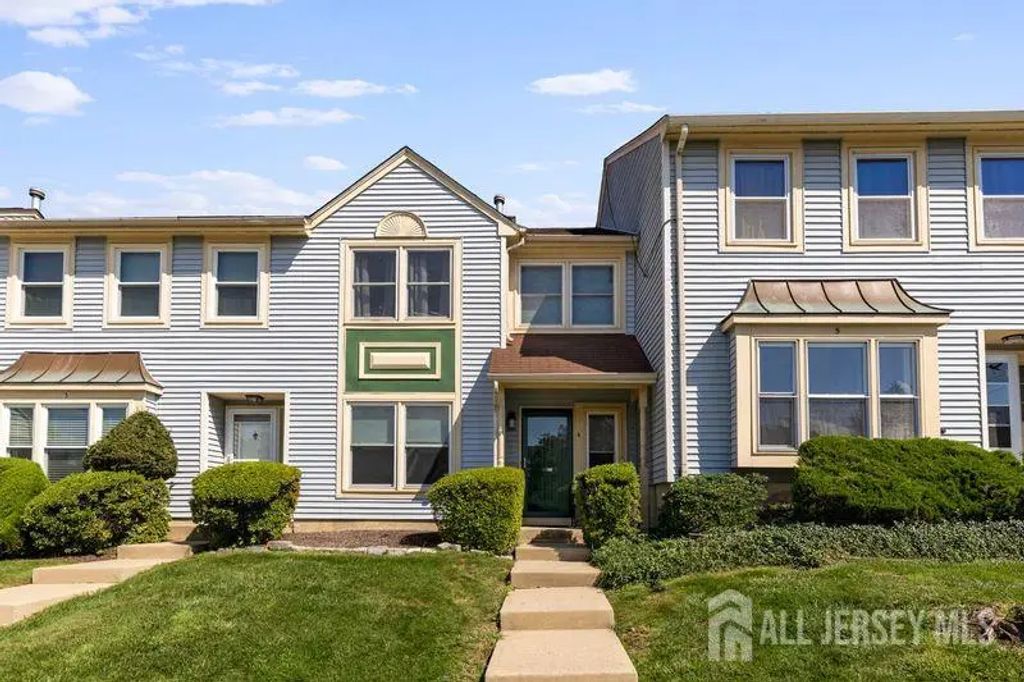 4 Heritage Square, Sayreville