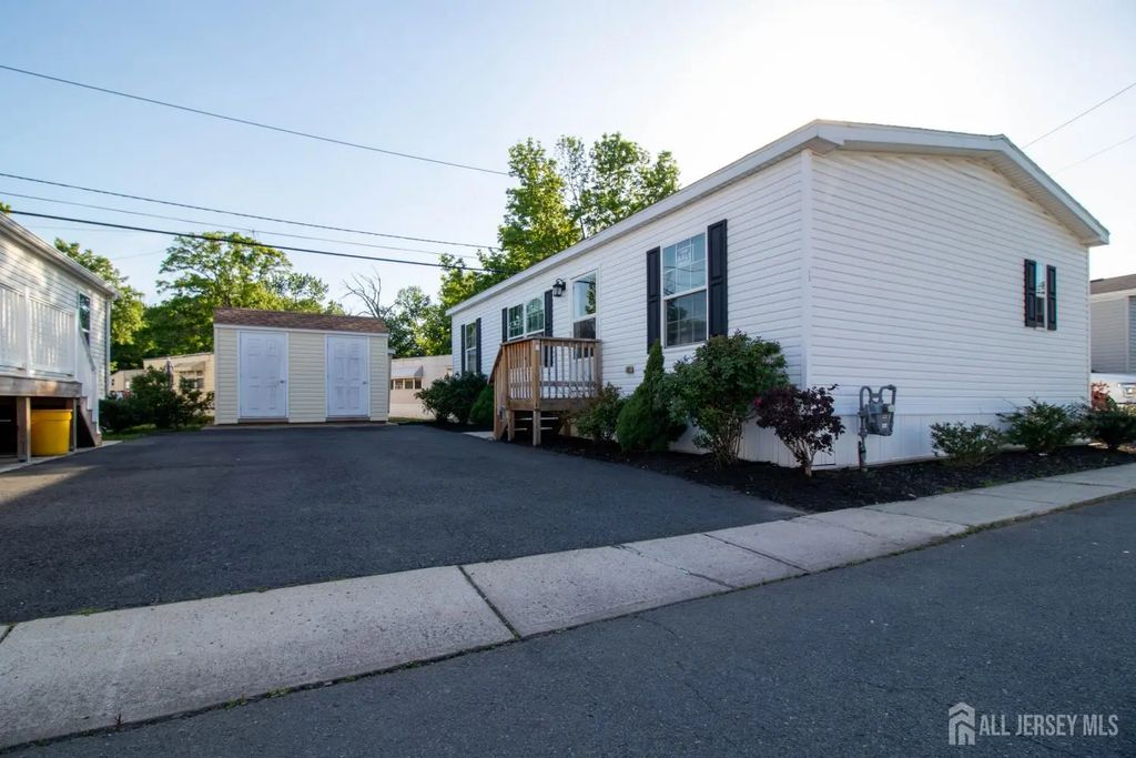 65 Oakdale Village, South Brunswick