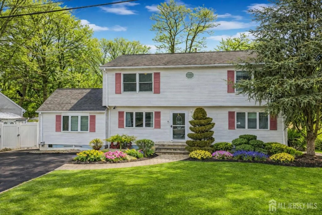 38 Longfellow Drive, Colonia