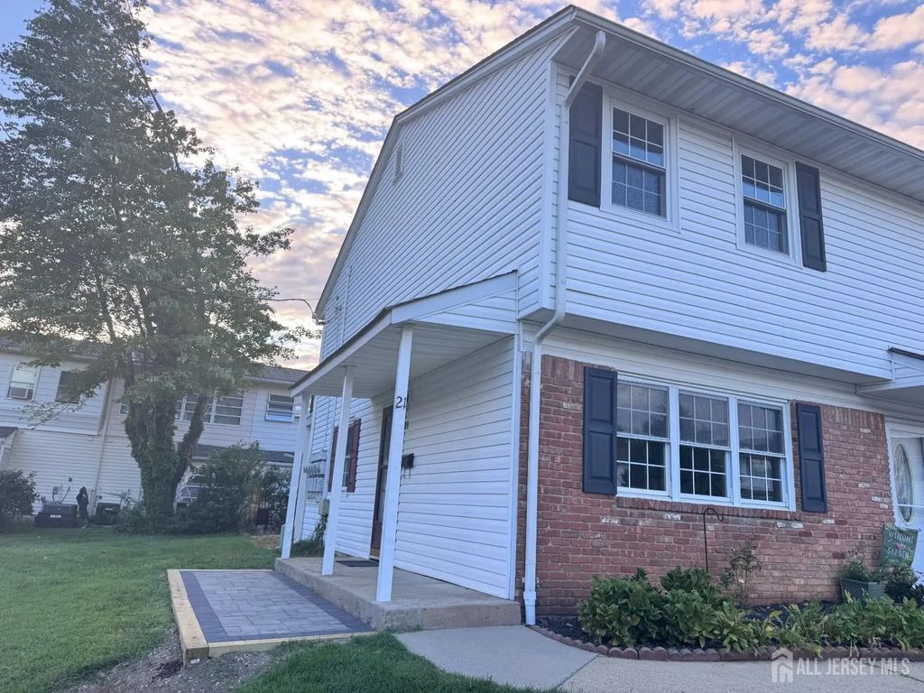 21 Iowa Court, Old Bridge