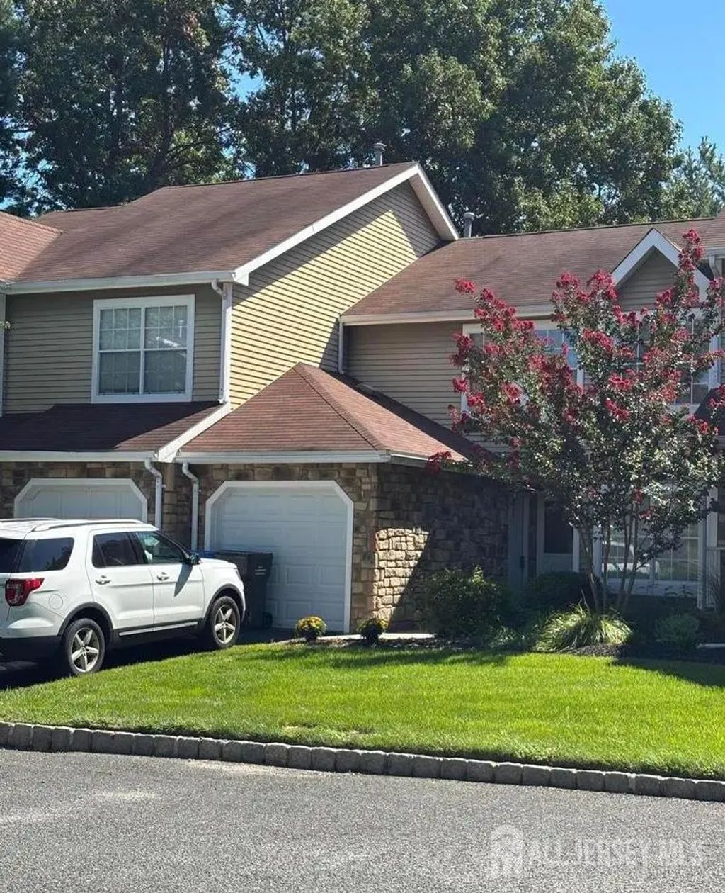15 Saddle Court, Tinton Falls