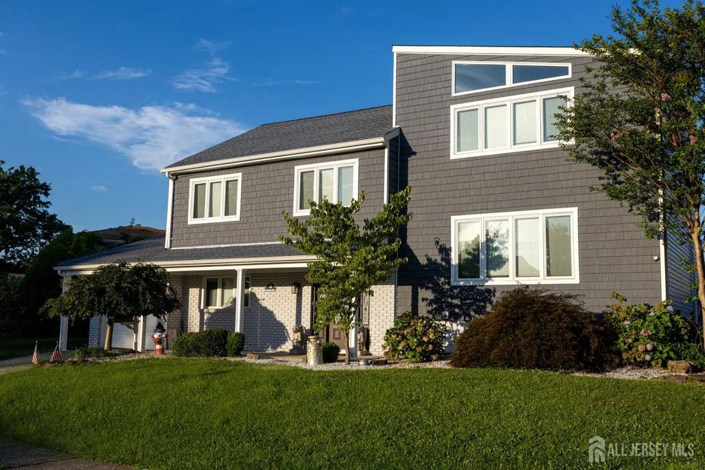 18 Robinhood Drive, Sayreville