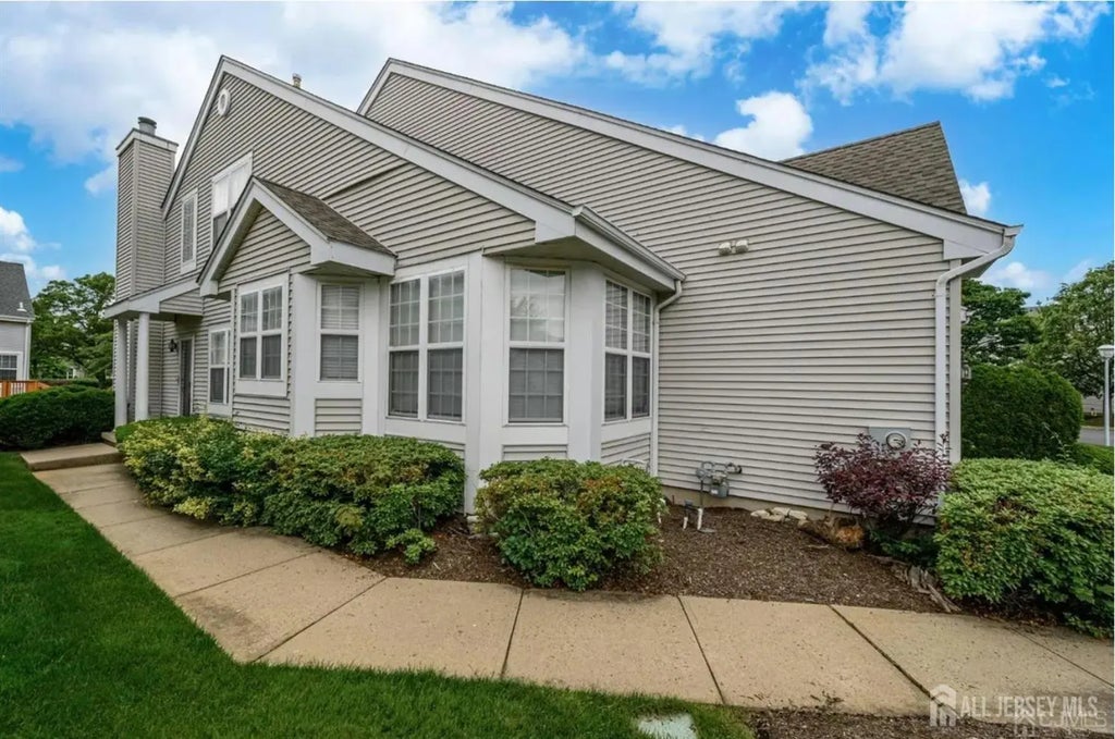 14 Crestwood Court, Middlesex