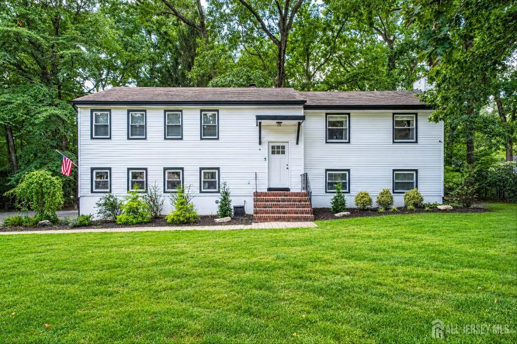 4 Bunker Hill Run, East Brunswick