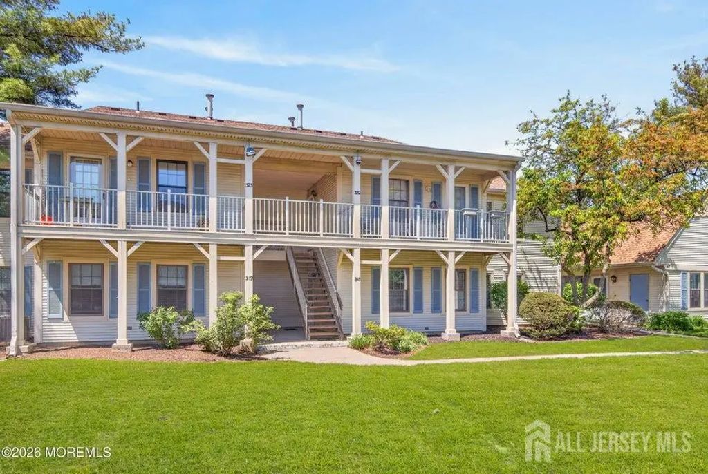 318 Wycoff Way W, East Brunswick