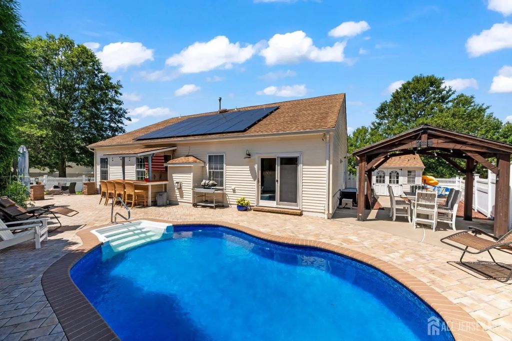 27 Pacific Avenue, Bayville