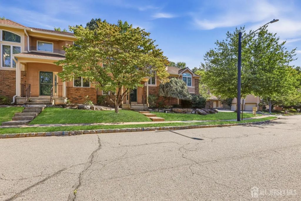 118 Kingsland Circle, South Brunswick