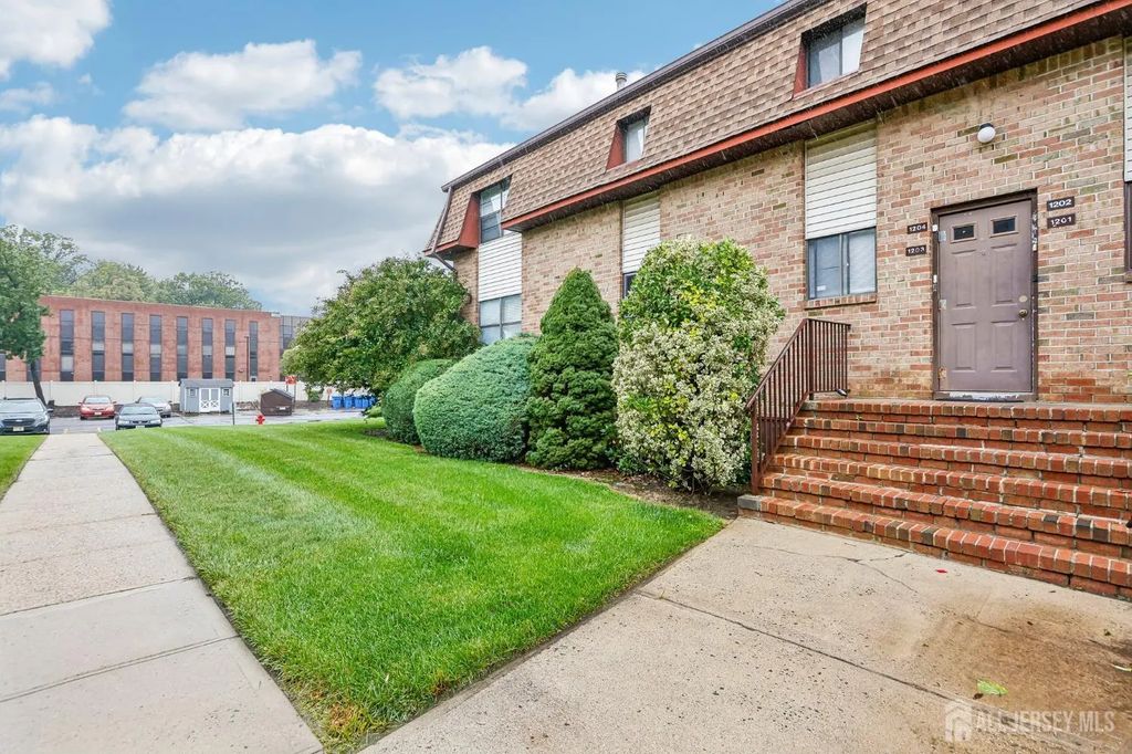 1203 N Oaks Boulevard, North Brunswick