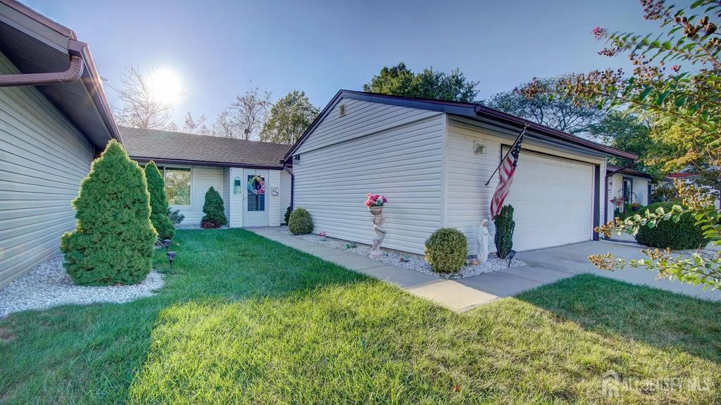 84-b Chatham Drive, Monroe