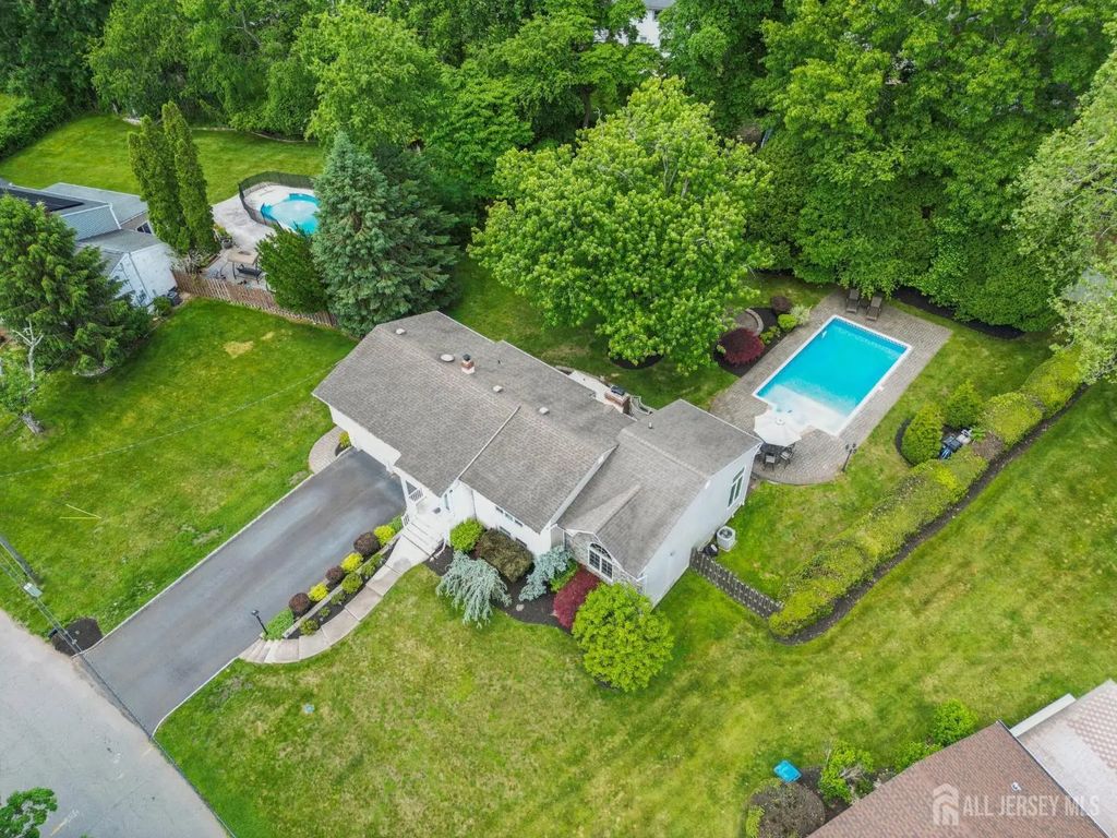 18 Mary Ellen Drive, Edison