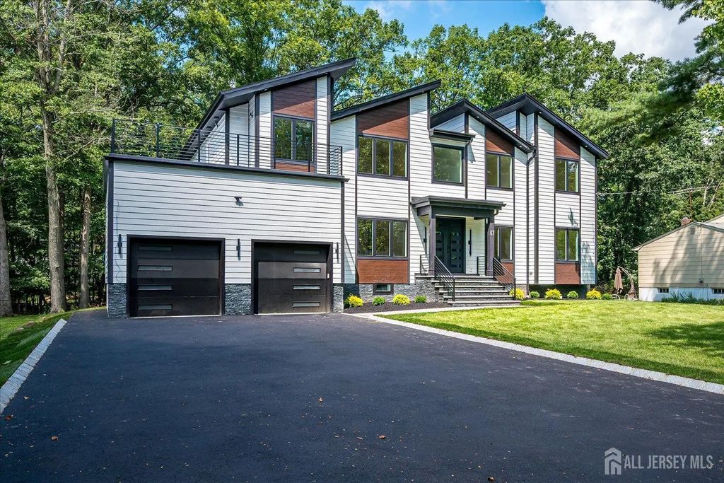 67 Falcon Road, Livingston