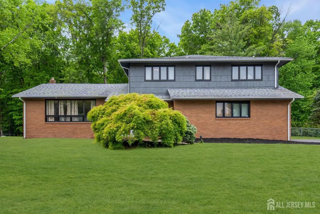 16 Woodmere Road, North Brunswick