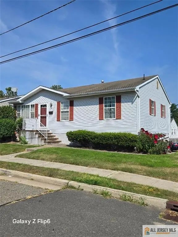 1044 Thayer Avenue, Avenel