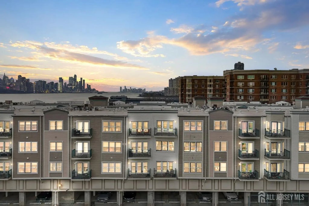 344 The Promenade, Edgewater