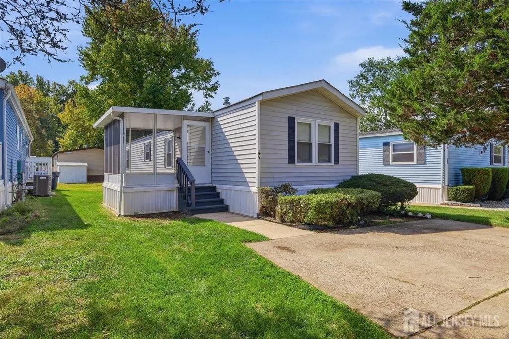 44 Longfellow Road, North Brunswick