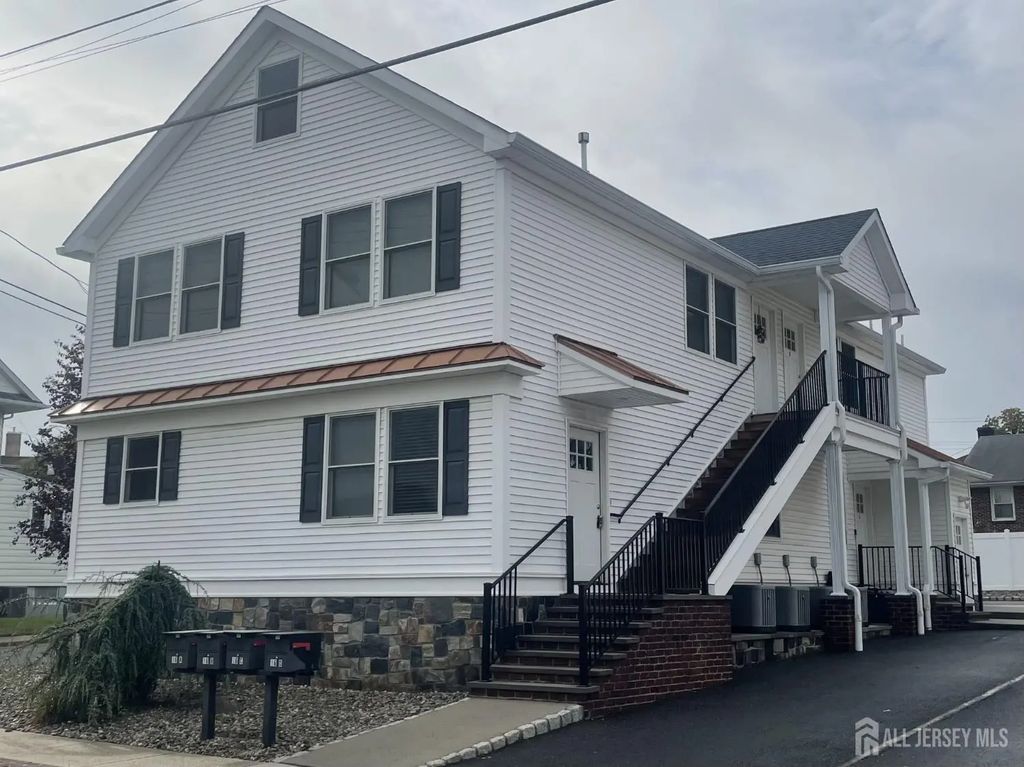 16 E Kupshe Street, Sayreville