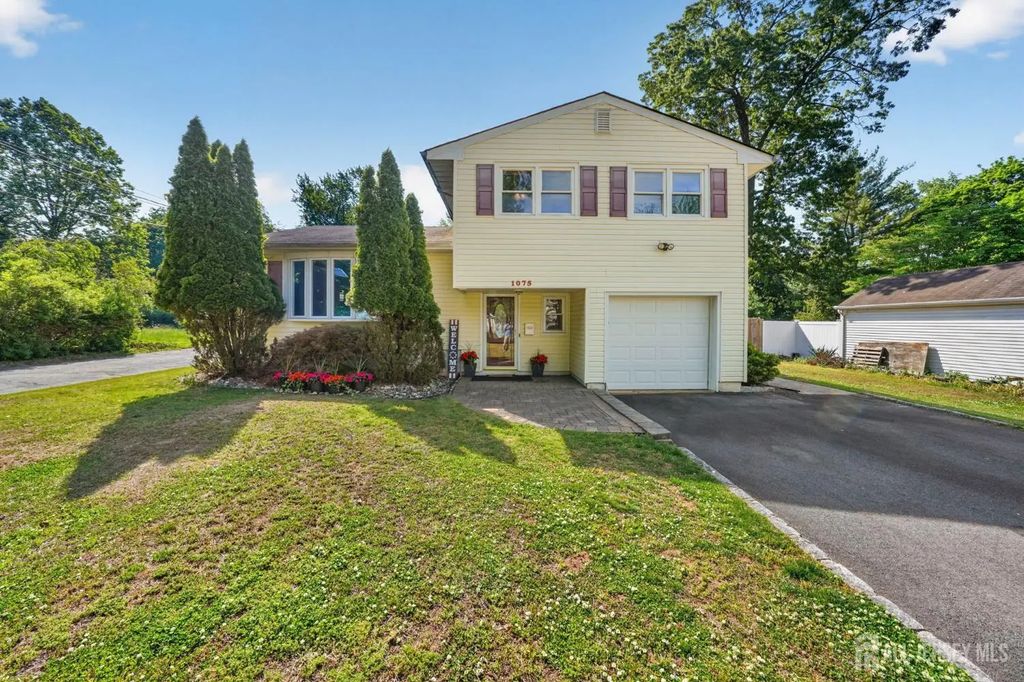 1075 Sherman Avenue, Middlesex