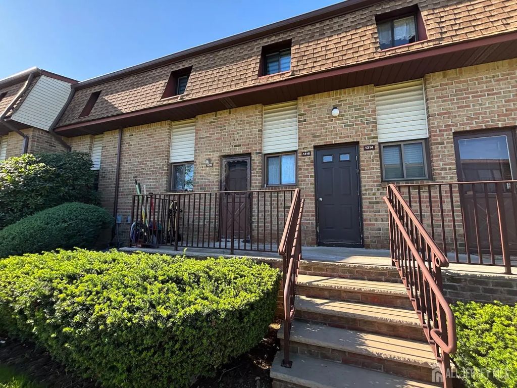 1315 N Oaks Boulevard, North Brunswick