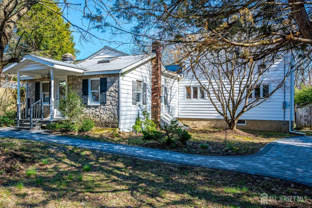 16 Skytop Road, Lebanon Twp