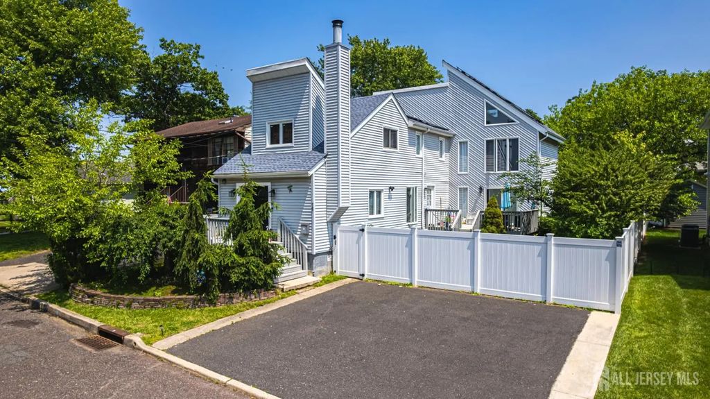 76 Woodland Drive, Keyport