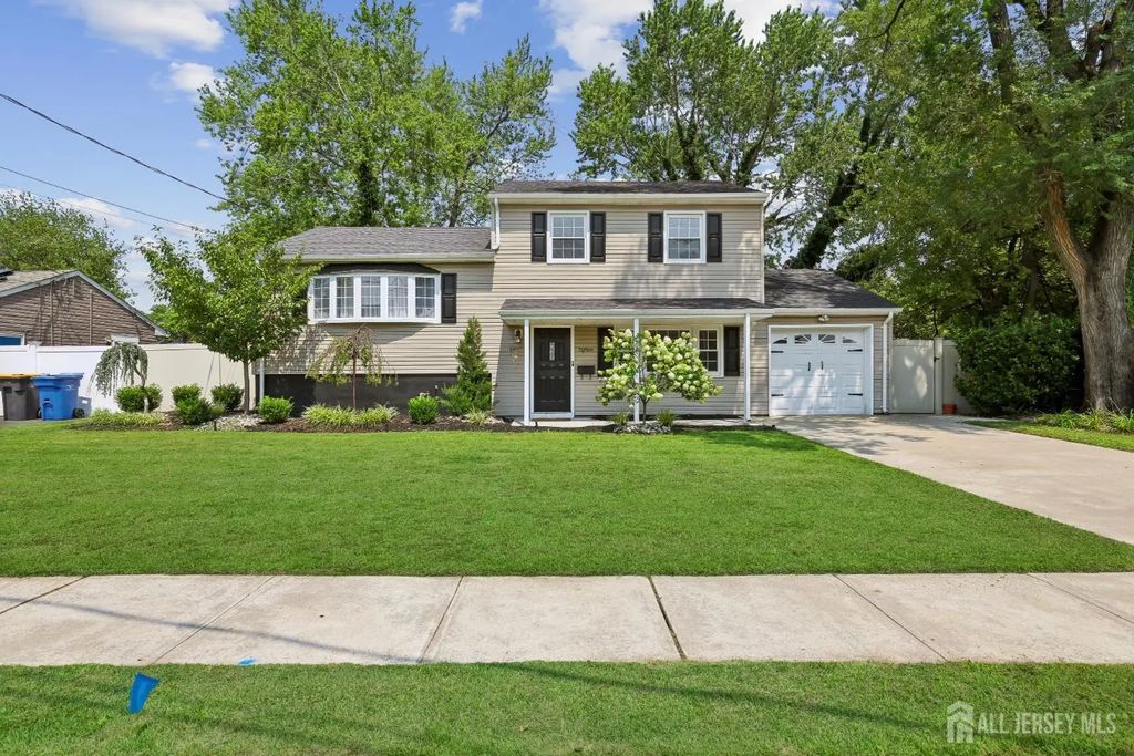 18 Carlton Avenue, Monroe