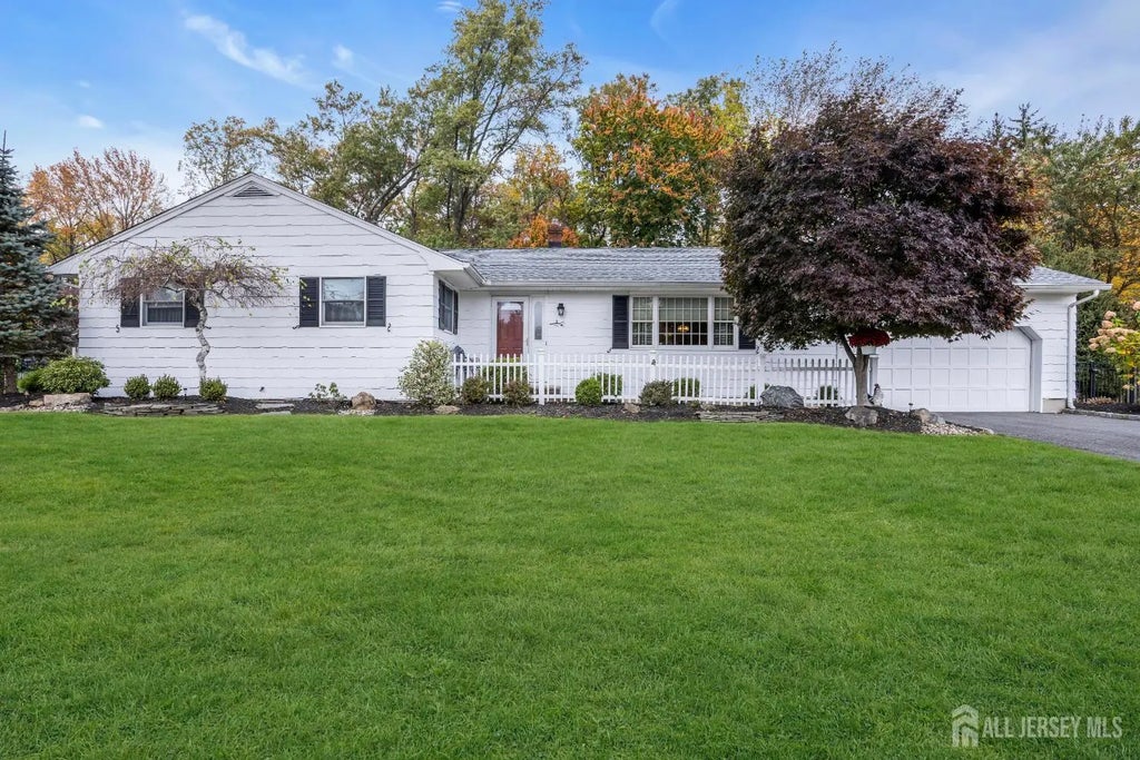 8 Mary Ellen Drive, Edison