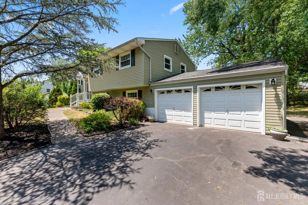 5 Yale Court, East Brunswick