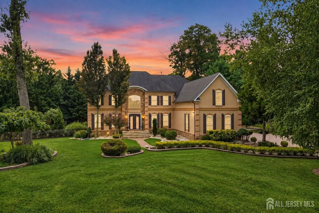 2 Lexington Court, Monroe