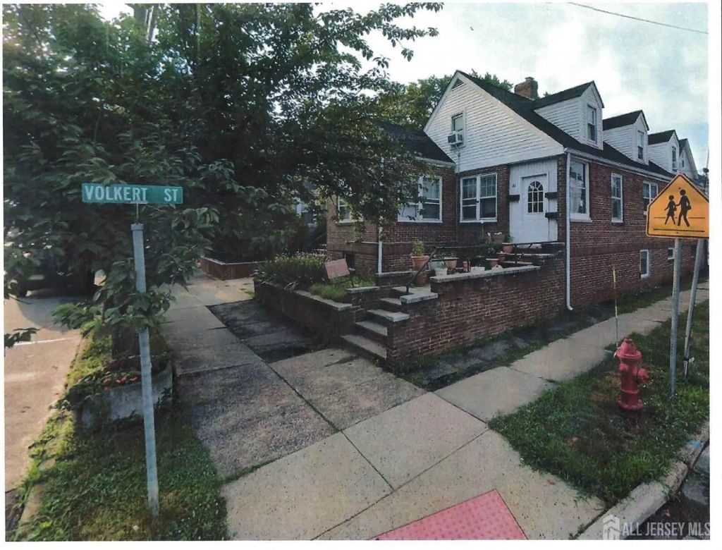 82 Woodbridge Avenue, Highland Park