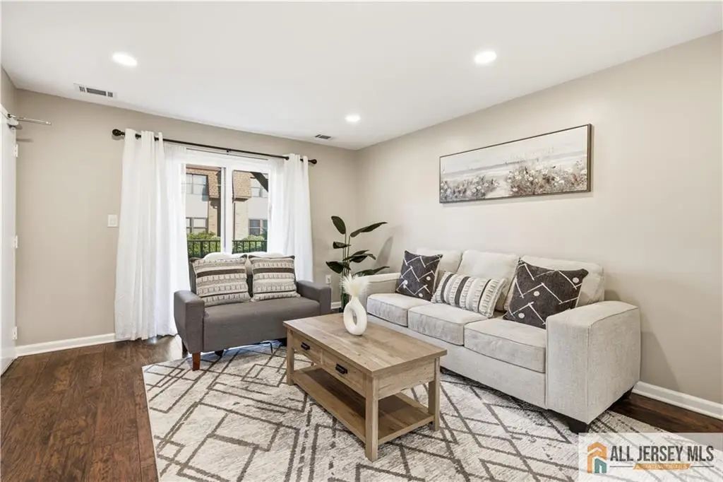 609 N Oaks Boulevard, North Brunswick