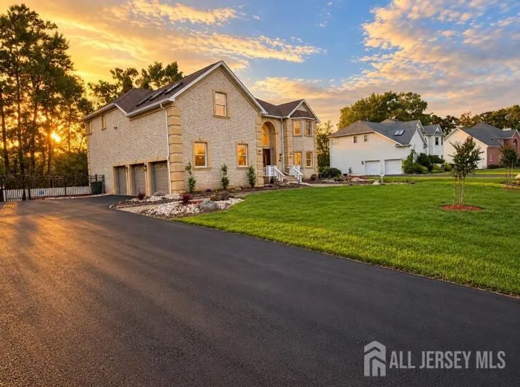 10 Yellowstone Drive, Old Bridge