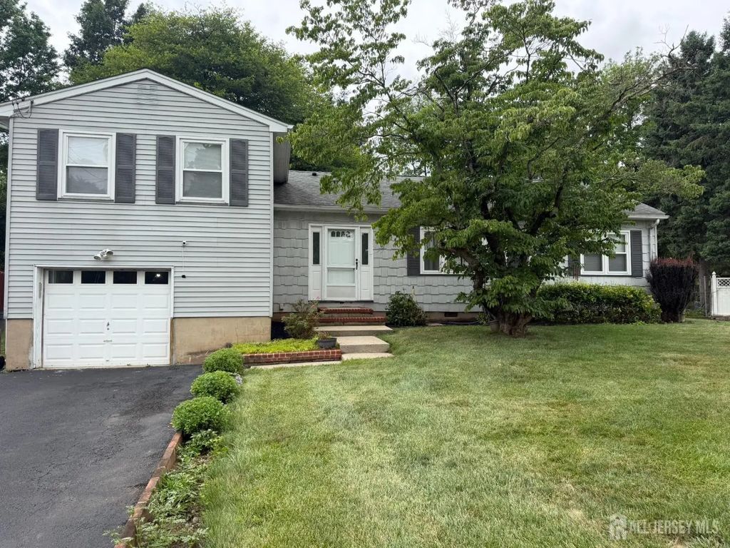652 Holly Lane, North Brunswick