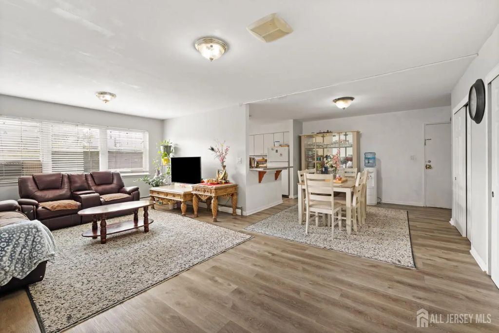 32 Woodedge Avenue, Edison