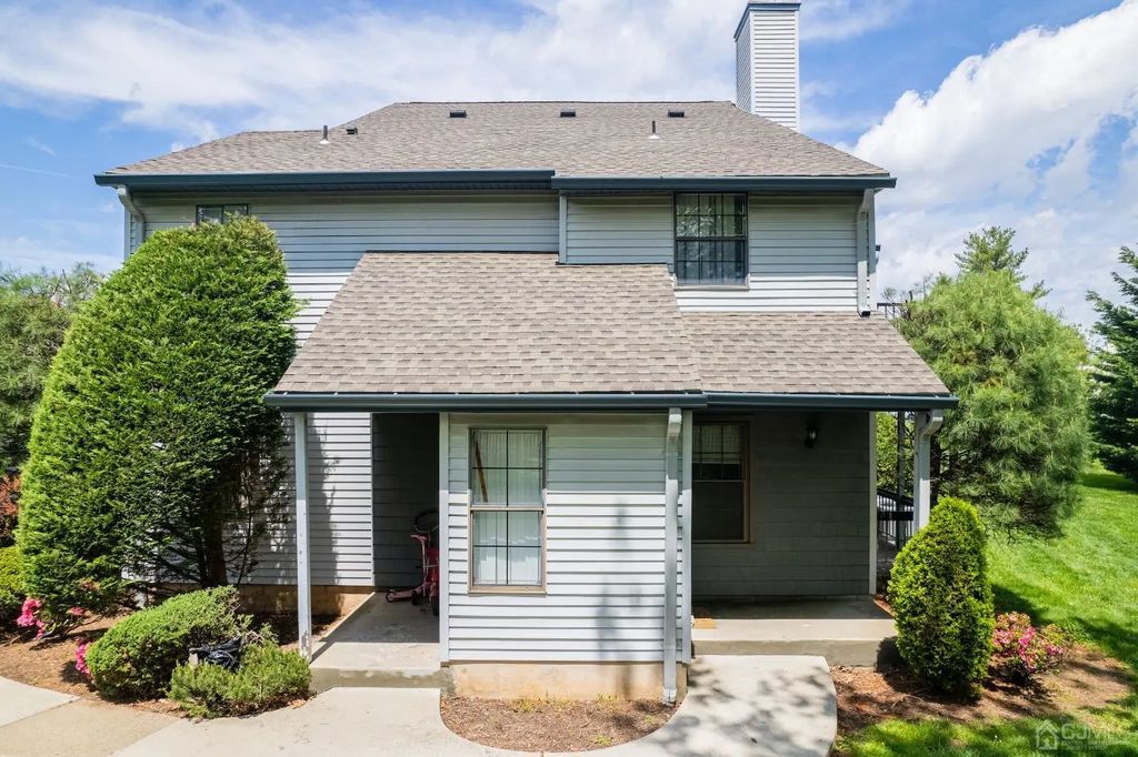 1612 Woodbridge Commons Way, Iselin