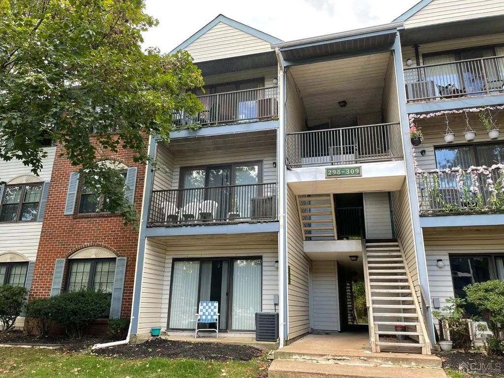 306 Hampshire Court, Piscataway