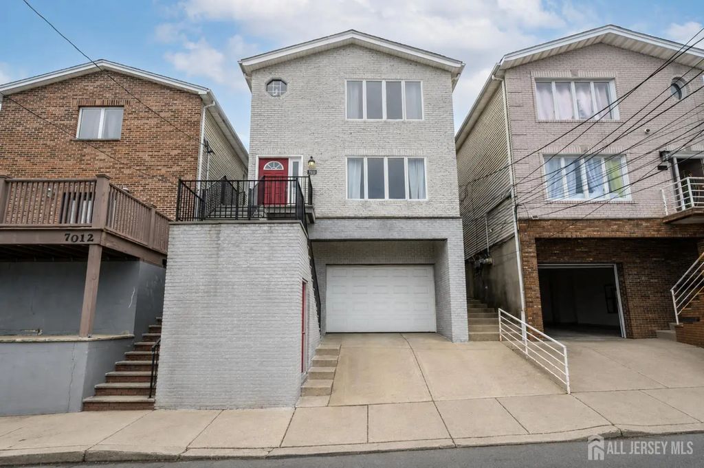 7010 Grand Avenue, North Bergen