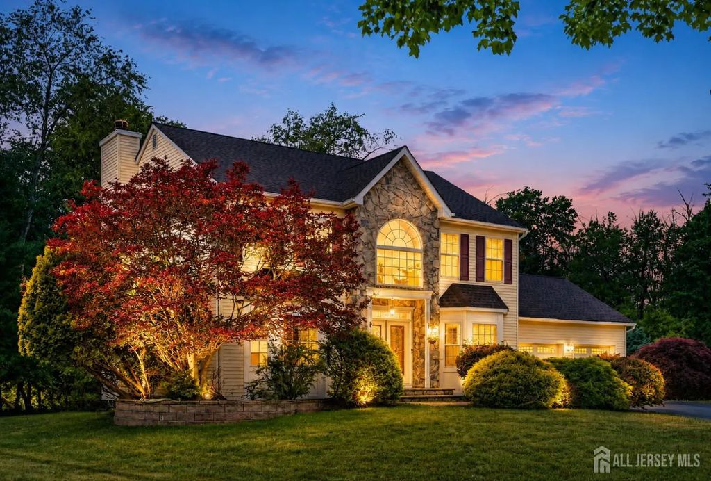 10 Whispering Pines Way, Piscataway