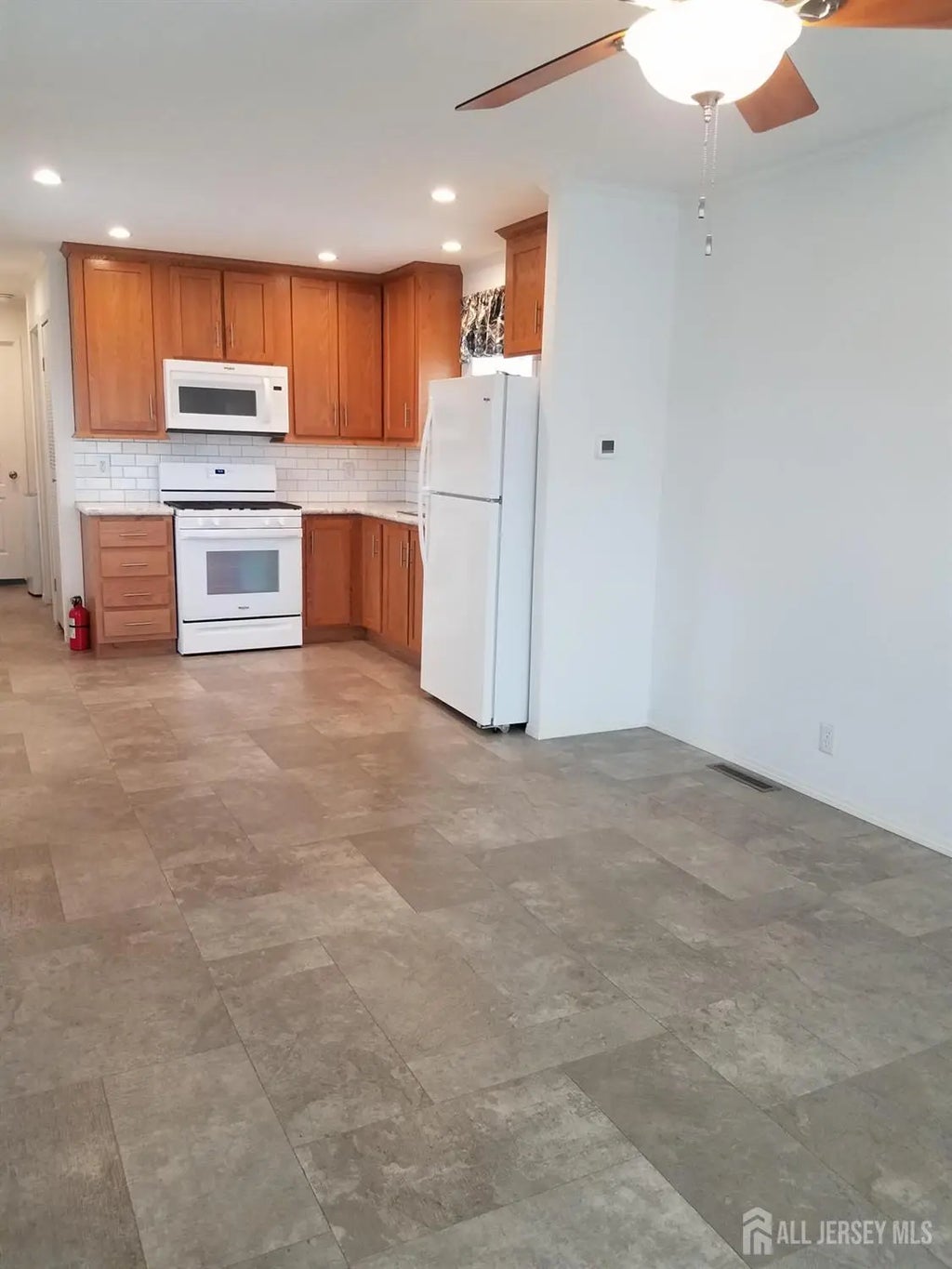 852 Us Hwy 1 N, Edison